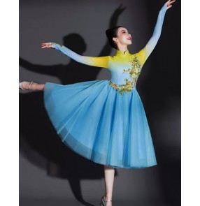 Women girls Chinese folk dance dress blue yellow gradient Modern dance costume fan umbrella Performance costume puffy choral qipao dress